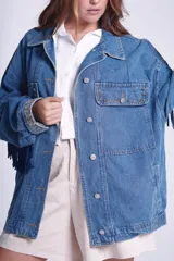 Campera de jean celeste con bordado de flores, tachas y flecos azules.