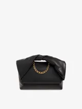 Bolso al hombro Large Twister negro de JW Anderson, confeccionado en piel de becerro. Tiene cierre con broche magnético, logo en relieve, asa semicircular decorativa, cadena para el hombro desmontable, herrajes metálicos en tono dorado y un compartimento interno con un bolsillo abierto.