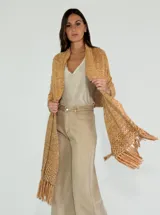 Chal de tejido de punto color crudo, con calados y flecos.