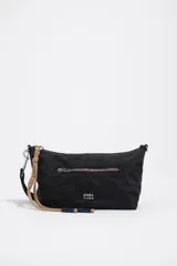Bolso de hombro Bimba y Lola color negro, confeccionado en nylon con detalles en cuero. Cuenta con cierre superior de cremallera, bolsillo exterior con cierre, tiradores de cordón beige con cuentas oscuras y logo metálico impreso en el frente.
