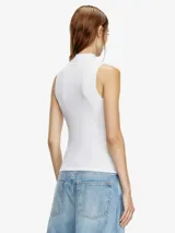 Top sin mangas ajustado al cuerpo, color blanco, con cuello alto y pequeño logo bordado en el pecho.