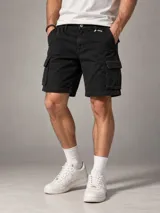 Bermuda cargo de gabardina color negro, con múltiples bolsillos laterales con solapa y cierre de botón y cremallera.