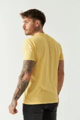 Remera de hombre color ladrillo, lisa, de corte regular, con bolsillo en el pecho, manga corta y cuello redondo. Confeccionada en algodón.