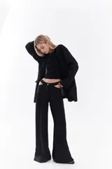 Pantalón sastrero de lino italiano, color negro, con corte recto y amplio, pinzas y pequeños tajos en los laterales de la cintura.