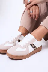 Championes urbanos de diseño clásico, combinando paneles en color blanco y beige con detalles laterales en estampado animal print de leopardo. Presentan suela de goma en tono caramelo y cierre mediante cordones blancos.