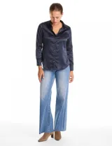 Camisa de satén color verde oliva, con cuello clásico, cierre frontal con botones metálicos y mangas largas con puños abotonados.