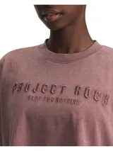 Remera corta de entrenamiento Project Rock para mujer, color borgoña con logo estampado en el frente.