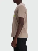 Remera negra de algodón con logo BOSS estampado en el pecho con degradé de celeste a blanco.