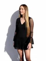 Vestido corto de encaje marrón, con escote en V, corte debajo del busto, mangas largas estilo trompeta y espalda transparente con volado en el ruedo.