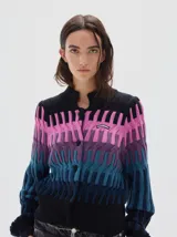Cardigan de punto con diseño en degradé de colores, desde el negro en el cuello hasta tonos fucsia, violeta y azul. Presenta cierre frontal con botones, cuello redondo y mangas largas con volumen.