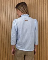 Camisa de algodón color blanco, con cuello alto con volados, mangas tres cuartos con detalles de bordado ingles y cierre frontal con botones de nácar.