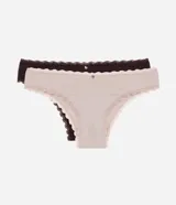 Pack de dos bombachas tipo bikini Lov, confeccionadas en microfibra con detalles de encaje en los bordes y pequeño aplique metálico frontal. Diseño con efecto levanta cola.