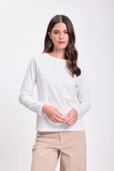 Remera básica blanca de manga larga con cuello redondo.