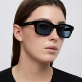 Lentes de sol con montura cuadrada de color negro y cristales polarizados en tono azul. Presentan un diseño angular y estructurado con protección UV400.
