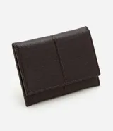 Billetera pequeña tipo sobre, color marrón oscuro con textura efecto cocodrilo. Cuenta con cierre mediante botón metálico y compartimentos internos organizados para tarjetas.