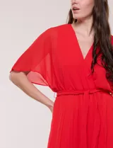 Vestido midi Sandra Darren de gasa plisada color rojo, con escote en V cruzado, mangas cortas fluidas y lazo ajustable en la cintura.