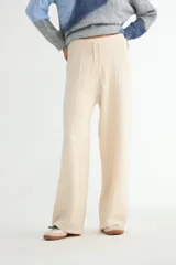 Pantalón tejido de corte recto y tiro alto, color beige, con cintura elástica ajustable mediante cordón y costura central vertical en cada pierna.