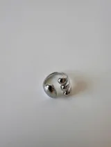 Anillo dorado con diseño irregular de gotas, ajustable entre 16mm y 19mm.