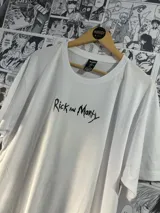 Remera blanca de mangas cortas con cuello redondo y estampado del logo de la serie Rick and Morty en color negro.