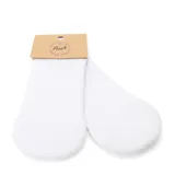 Par de medias cortas de algodón color blanco, con diseño liso y elástico en la parte superior.