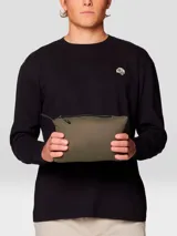 Campera técnica de plumón con diseño acolchado, cuello alto y cierre frontal completo. Confeccionada en tejido elástico con bolsillos laterales con cremallera y puños elásticos.