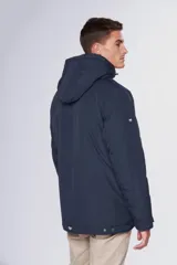 Campera verde militar resistente al agua, con capucha desmontable, bolsillos frontales con solapa, cierre metálico y botones a presión personalizados, además de logo bordado en el pecho.