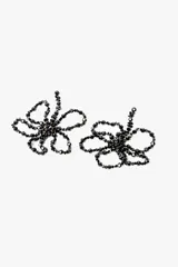 Par de caravanas con diseño floral formado por cuentas de cristal facetado en color negro.