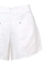 Short de lino orgánico color blanco, de tiro alto y calce holgado. Presenta bolsillos laterales amplios con detalles de remaches metálicos y cierre frontal.