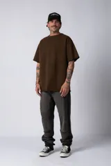 Pantalón de jean con lavado oxidado, de corte mom y tiro medio. Presenta costuras verticales visibles y detalles de terminaciones deshilachadas en las piernas.