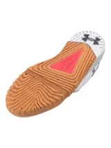 Championes Under Armour TriBase Reign 6 para hombre, color blanco con suela marrón. Diseñados para entrenamiento, con tres puntos de contacto con el suelo y parte superior segura.