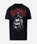 Remera negra de algodón con cuello redondo y mangas cortas, de corte comfort. Presenta una gran estampa en la espalda con una ilustración de Batman y tipografía en tonos rojos y blancos.