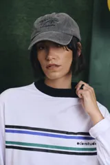 Gorra de algodón con efecto lavado, color gris, con logo bordado en el frente.