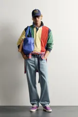 Jeans straight fit de corte recto confeccionados en denim de algodón celeste con efecto lavado. Presentan diseño clásico de cinco bolsillos y cierre frontal con botón y bragueta. Colección especial Fruit of the Loom x Zara.