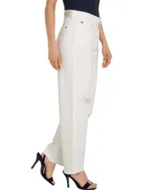 Jean blanco de corte amplio, talle alto y estilo balloon, con efecto desgastado en las rodillas y ruedo desflecado.