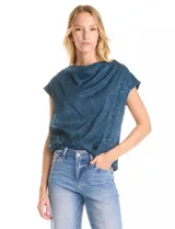 Blusa de satén labrado color verde oscuro, con cuello volcado y manga corta de hombro caído.