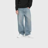 Pantalón de jean con corte baggy, de tiro medio y pierna ancha, en tono azul claro con acabado desgastado.