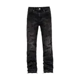 Pantalón de jean negro de corte flare, con diseño geométrico fruncido mediante pinzas en toda su superficie.