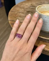 Anillo de plata 925 con doble hilera de piedras naturales de rubí en tono fucsia con corte cuadrado.