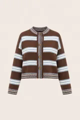 Cardigan de punto con diseño de rayas horizontales en tonos marrón y celeste. Presenta cierre frontal con botones, cuello redondo y corte boxy de silueta relajada.
