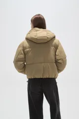 Campera puffer negra con capucha, manga larga, cierre frontal y cuello alto.