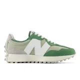 Championes New Balance 327, con capellada de nylon color beige y superposiciones de gamuza verde. Logo "N" de cuero blanco en el lateral, entresuela de goma color hueso y suela con tacos.
