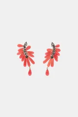 Pendientes colgantes con estructura metálica en forma de hoja, adornados con aplicaciones de pedrería y múltiples piezas de resina coral en forma de lágrima que simulan pétalos o follaje, con cierre de tuerca.