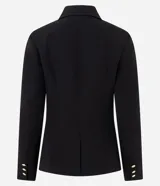 Blazer de sastrería en crepé color negro, con cuello solapa, cierre frontal de un solo botón dorado y bolsillos laterales con solapa.