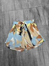 Short estampado de fibrana con cintura elástica y cordón ajustable.