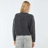 Chaqueta cropped de punto color gris oscuro, con cuello redondo, manga larga y cierre frontal con botones.