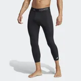 Calza deportiva Adidas Techfit de corte 3/4, color negro. Presenta cintura elástica con logo y tecnología Techfit para compresión muscular, además de inserciones de malla para mayor ventilación y tecnología Climacool que gestiona la humedad.
