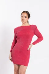 Vestido corto de punto con hilo brillante, corte ajustado al cuerpo, mangas largas con ligero frunce en los hombros y escote bote.