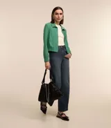 Campera bomber femenina color beige claro, confeccionada en tejido Airflow texturado. Presenta cuello solapa, cierre frontal de cremallera y puños y bajo elásticos.