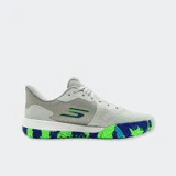 Championes Skechers Viper Court Pro 2.0 en color gris con detalles en azul y verde flúor, diseñados para deportes en cancha con suela de goma multicolor y amortiguación avanzada.