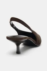 Zapato destalonado tipo slingback con tacón kitten, acabado en punta y escote en pico. Cuenta con tira trasera elástica para mayor ajuste.